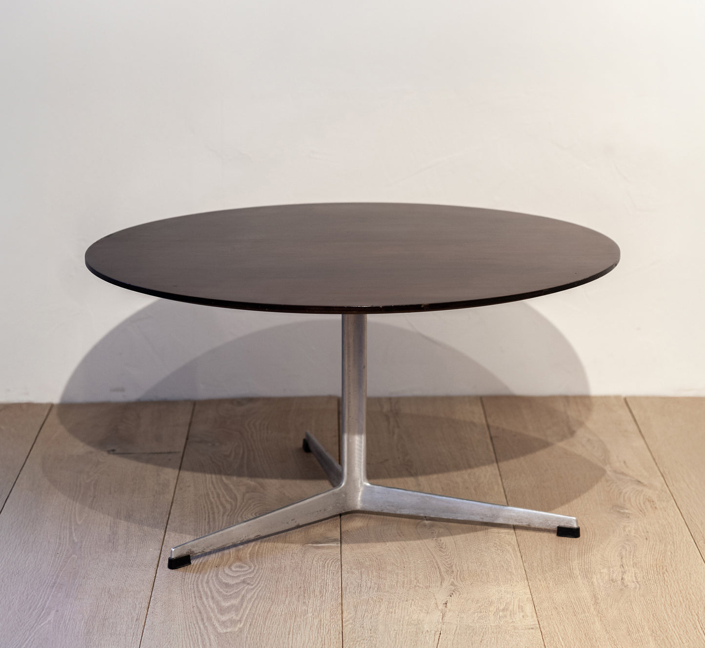 Arne Jacobsen Circular Coffee Table for Fritz Hansen, Denmark, circa 1960s